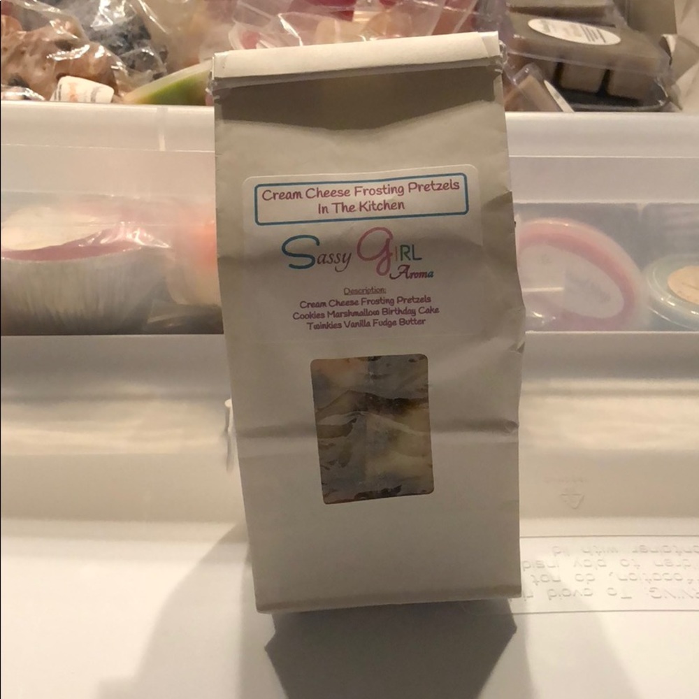 Sassy Girl Aroma Cream Cheese Frosting Pretzels